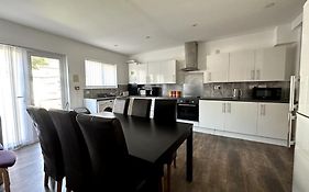 Spacious Holiday Home Near Tube Station - By Starlet Stays