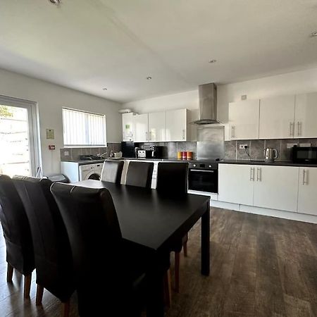 Spacious Holiday Home Near Tube Station - By Starlet Stays London Exterior photo