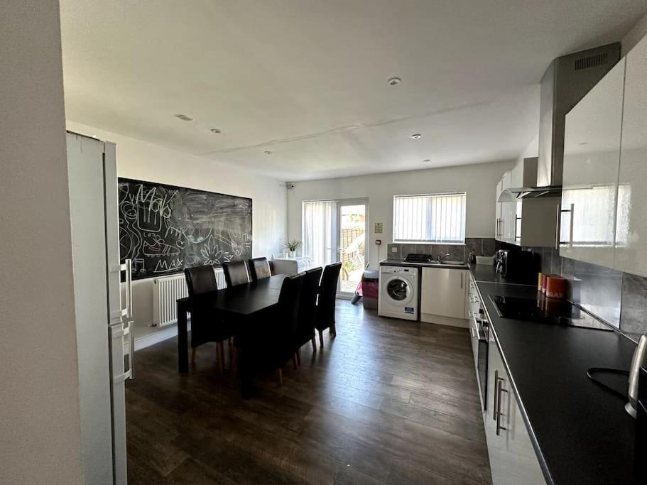 Spacious Holiday Home Near Tube Station - By Starlet Stays London Exterior photo