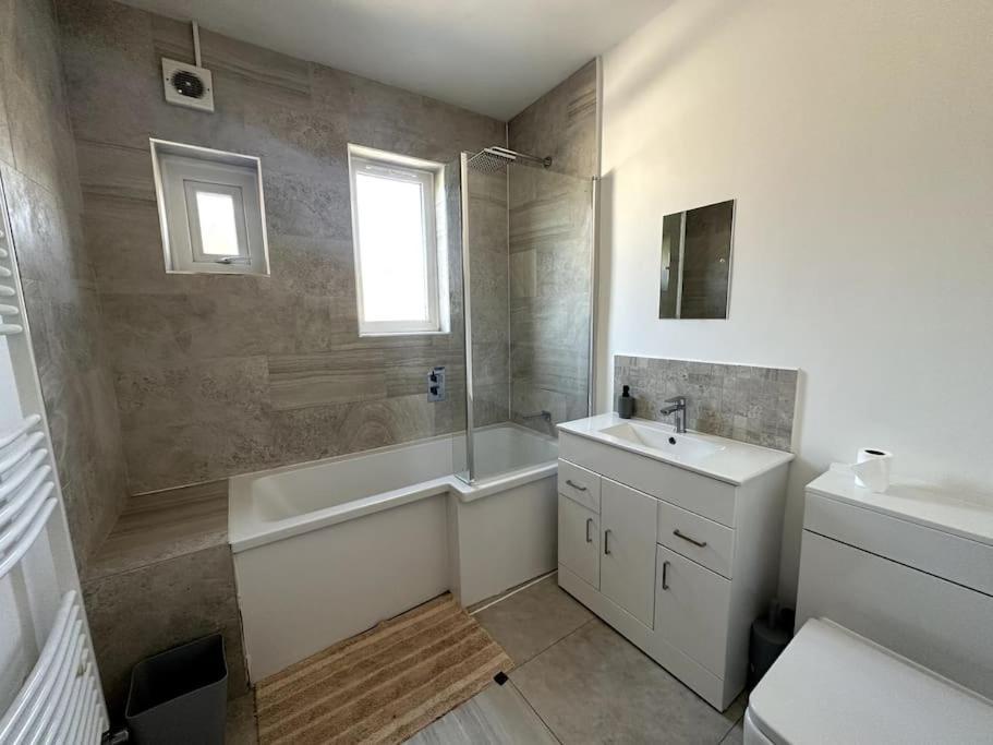 Spacious Holiday Home Near Tube Station - By Starlet Stays London Exterior photo