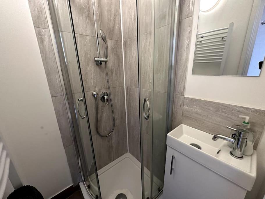 Spacious Holiday Home Near Tube Station - By Starlet Stays London Exterior photo