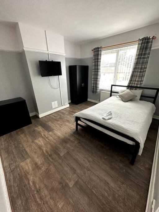 Spacious Holiday Home Near Tube Station - By Starlet Stays London Exterior photo