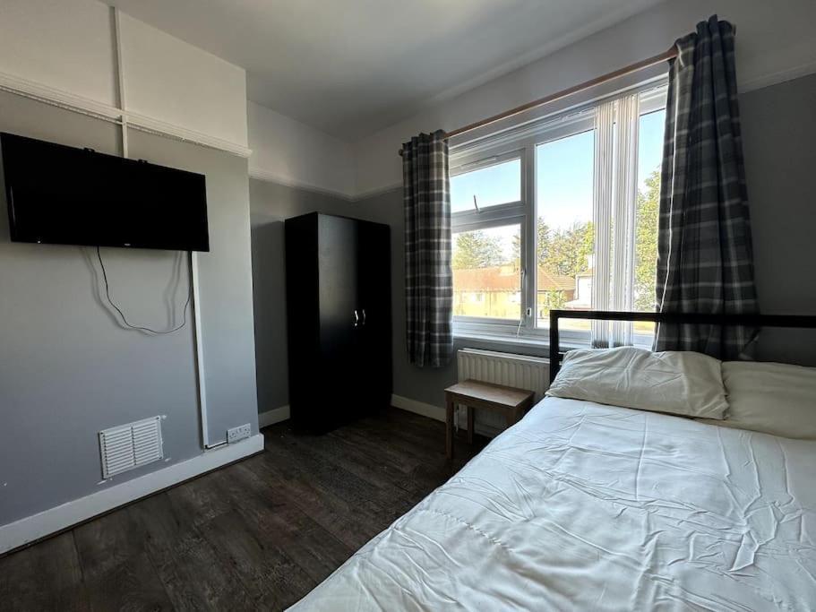 Spacious Holiday Home Near Tube Station - By Starlet Stays London Exterior photo