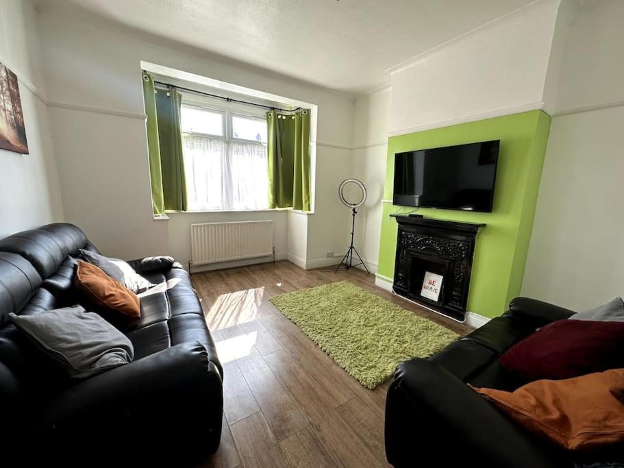 Spacious Holiday Home Near Tube Station - By Starlet Stays London Exterior photo