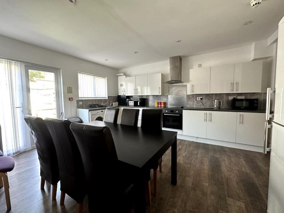 Spacious Holiday Home Near Tube Station - By Starlet Stays London Exterior photo