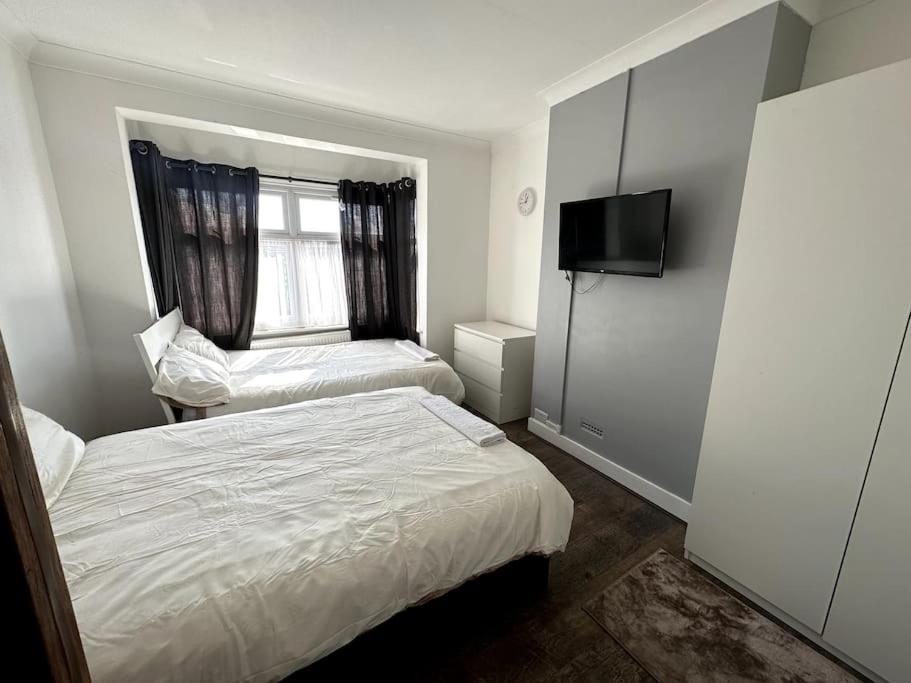 Spacious Holiday Home Near Tube Station - By Starlet Stays London Exterior photo